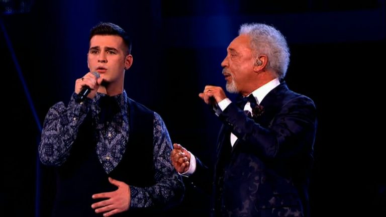 Sir Tom Jones and Mike Duet: ‘Green, Green Grass Of Home’ – The Voice UK 2013 -The Live Final – BBC One