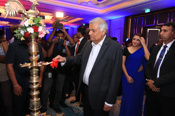 PM Lighting lamp at UTS Insearch Sri Lanka Launch