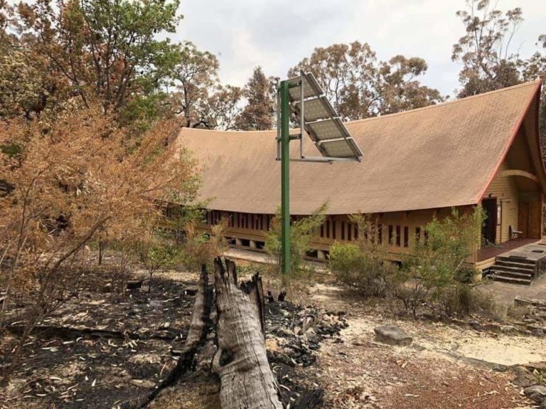 Forest fires in Australia … This Dhamma Buddhist monastery is the only unburned one. Its position in the middle of the forest.