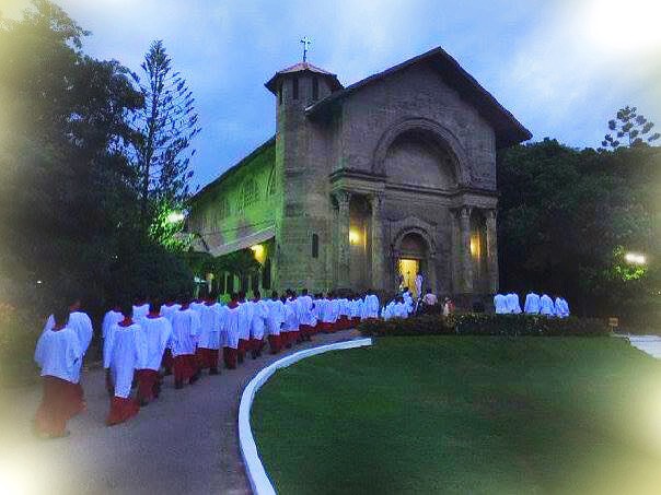 The Thomian Choir Yin’s first objective at S. Thomas ‘ College was to create a fine choir. He soon recruited and formed a nucleus of choristers and trained them in the Kings College genre. After a year of rigorous training, the college choir flourished and the musical reputation of the school soared.