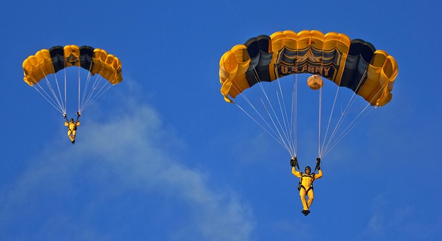 skydivers-parachute