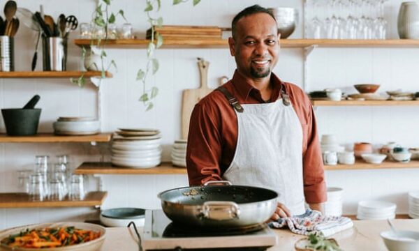 Nige learned to cook in immigration detention – now he's teaching Australians his recipes