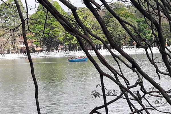 Spectacular Kandy Lake – centerpiece of Kandy City By Arundathie Abeysinghe