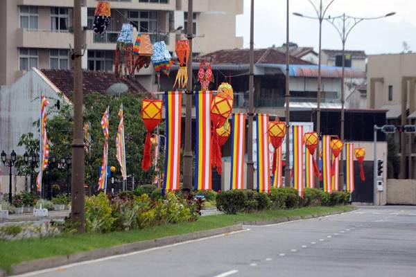 Vesak decorations light up Colombo