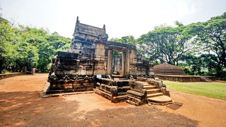 Marvels of Nalanda gedige-by Mahil Wijesinghe