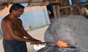 Dutch Burghers and Portuguese Mechanics: Eurasian Ethnicity in Sri Lanka By Thuppahi.