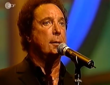 TOM JONES – Delilah (Pavarotti & Friends 2001)