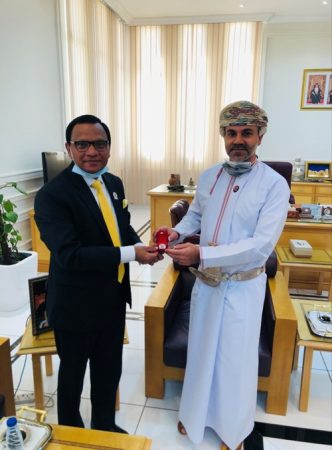 Ambassador of Sri Lanka to the Sultanate of Oman Ameer Ajwad plants Sri Lankan fruit sapling at Saara Oasis in Buraimi of Oman to mark the 40th anniversary of diplomatic relations