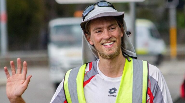 Meet a man who walked 4,000 kilometers from Perth to Sydney and raise money for refugees