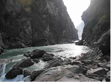 Hiking the Tiger Leaping Gorge - by GEORGE BRAINE