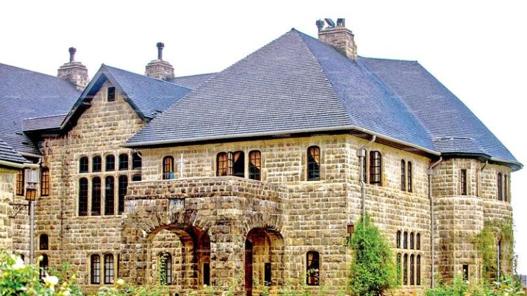 A tale of grandeur and beauty-by SHALUKA MANCHANAYAKE AND GAYAN NARANDENIYA