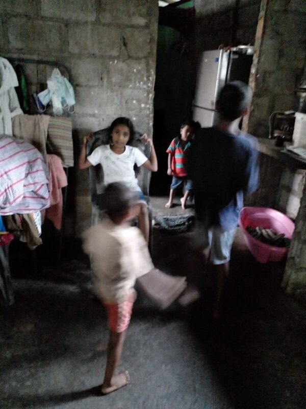 Commendable endeavor from Elanka Donate a grocery pack to a poor family in Sri Lanka -Arundathie Abeysinghe
