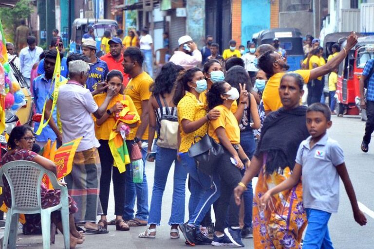Fans in yellow…by Waruna Wanniarachchi
