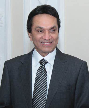 Dr Ravindra Randeniya autographed eminent iconic actor conquered silver screen for over five decades – by Sunil Thenabadu