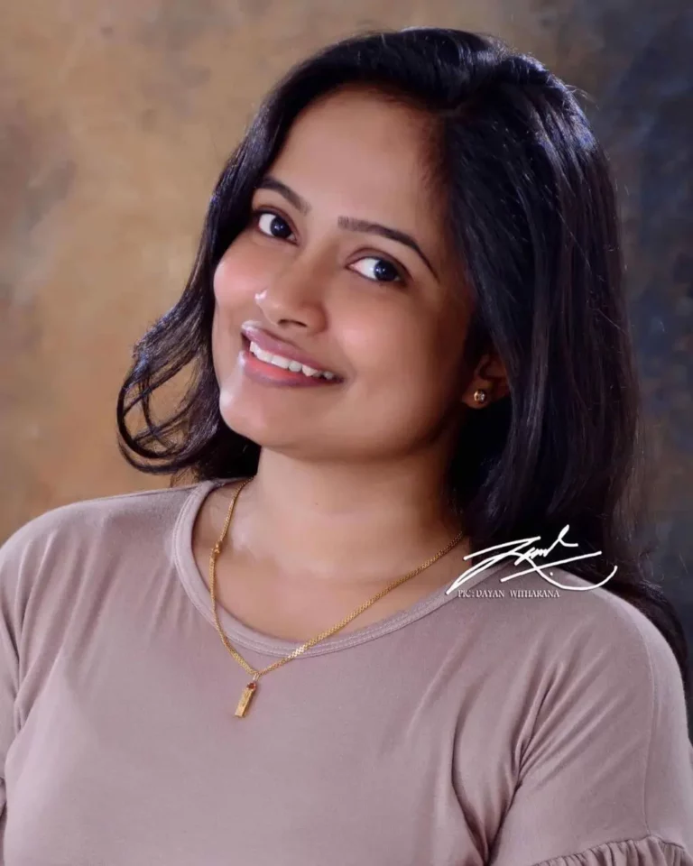 SANGEETH NIPUN SITHARA MADUSHANI ACCOMPLISHED VOCALIST, PRESENTER, EXAMINER OF MUSIC A GRADE SINGER IN SLBC AND SLRC DELIVERING  MUSIC SPLENDOUR – by Sunil Thenabadu