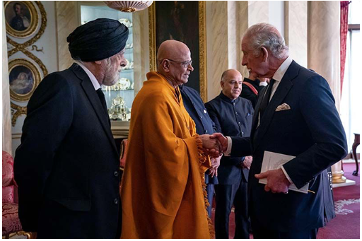 London Vihara head interacts with King Charles - By By Sujeeva Nivunhella