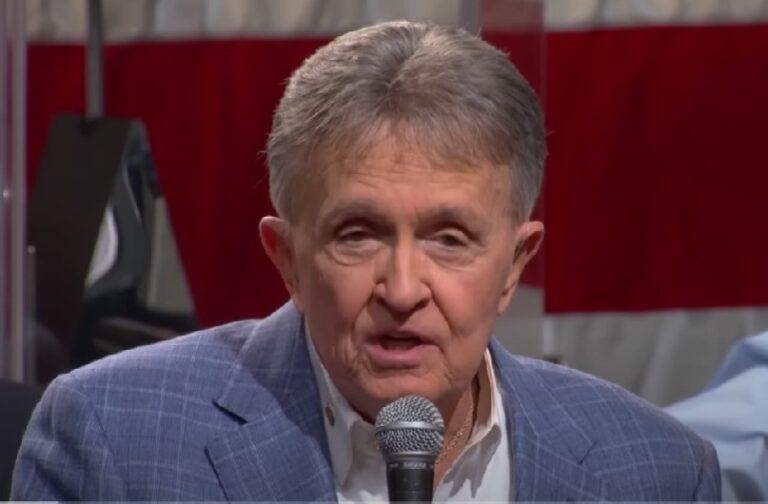 A Kelly Klassic – “You’ve got to hear this patriotic song Bill Anderson wrote – by Des Kelly