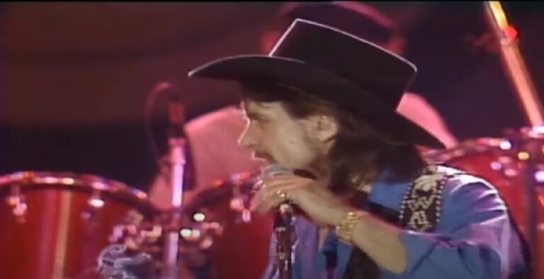 “KELLY-KLASSIC” – “I Can Get Off On You – Live” – Waylon Jennings in Concert – by Des Kelly