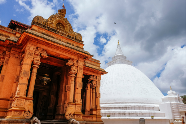 An ancient Buddhist temple – Kalaniya Raja Maha Viharaya – By Malsha – eLanka