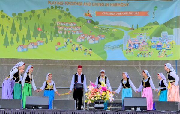 Unity and harmony taught by children in Darling Harbour Festival
