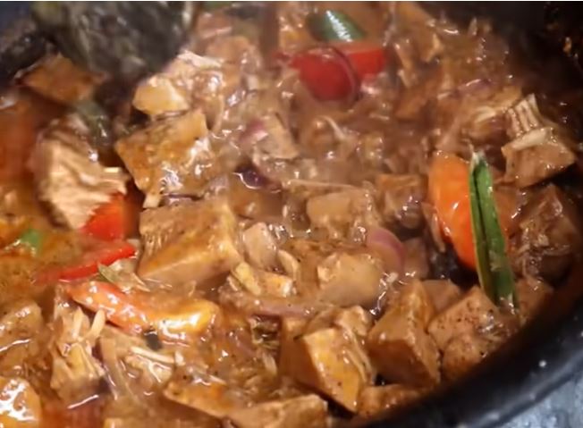 A popular Sri Lankan curry especially for vegetarians and vegans- Polos curry – By Nadeeka – eLanka