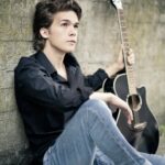Continues to light up the Melbourne Scene-Elanka