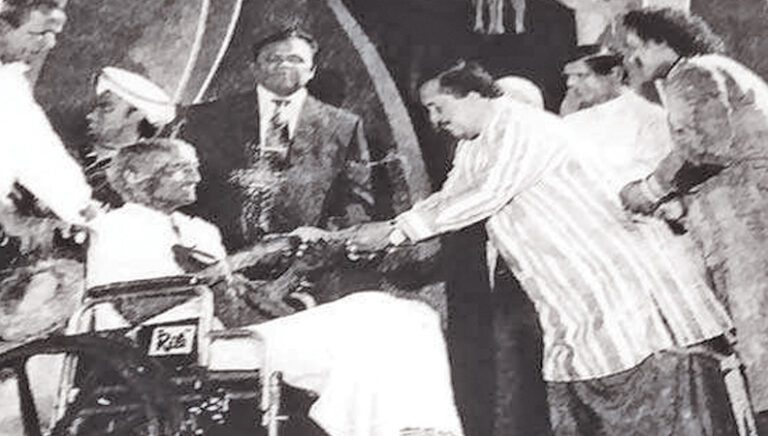 Santin Gunawardena- Small-made giant on the stage- by Sunil Thenabadu