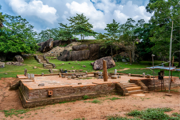 THE VESSAGIRI VIHARA IN ANURADHAPURA  -   AND A TANTALISING MISTERY.