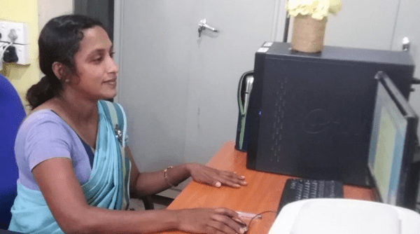 ලිපියක් ටයිප් කරන කළමනාකරණ සහකාරවරියක්.