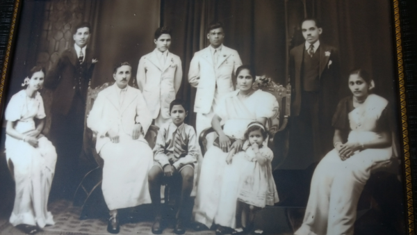 කුරේ මැතිතුමා කුඩා කාලයේ සිය දෙමාපියන් සමග