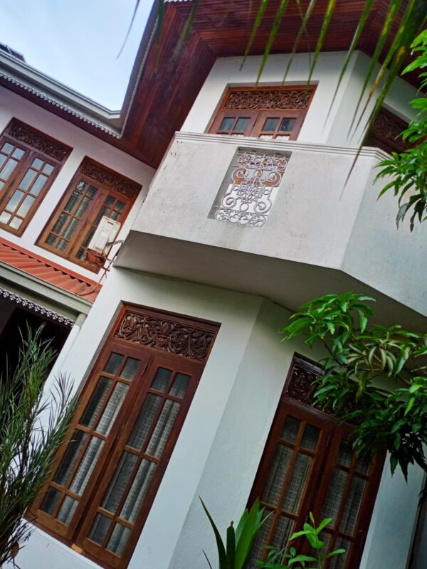 Beautiful Double Story house built on 8.5 perches land Colombo 5 - eLanka