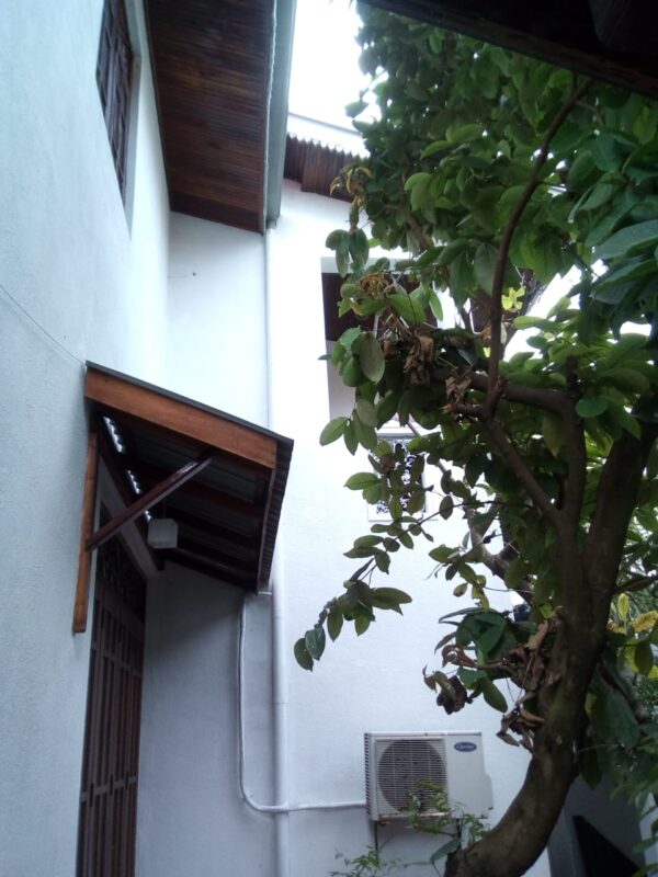 Beautiful Double Story house built on 8.5 perches land Colombo 5 - eLanka