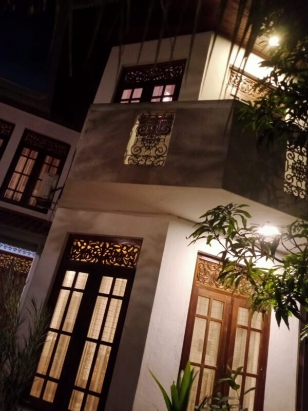 Beautiful Double Story house built on 8.5 perches land Colombo 5 - eLanka