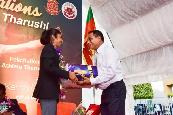 Siddhalepa honors Asian Games Gold Medalist Tharushi Karunarathna for Her Record-Breaking Sprint!- eLanka