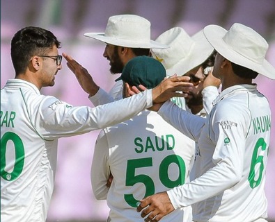 Pakistan show fight on Boxing day to curtail Australia.   BY TREVINE RODRIGO IN MELBOURNE.   (eLanka Sports editor)