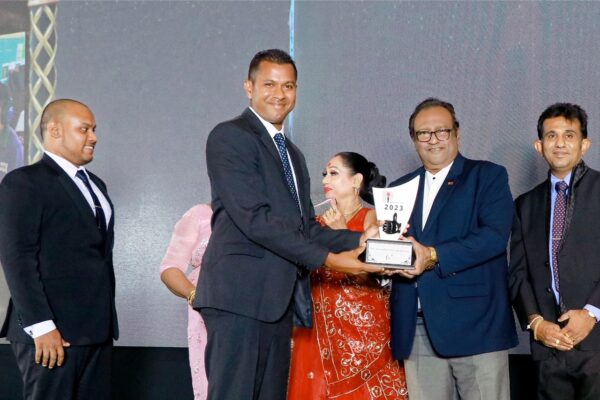 Eric Rajapakse Opticians crowned ‘Best Eyecare Specialist’ at Pinnacle Sri Lanka Awards-eLanka 01