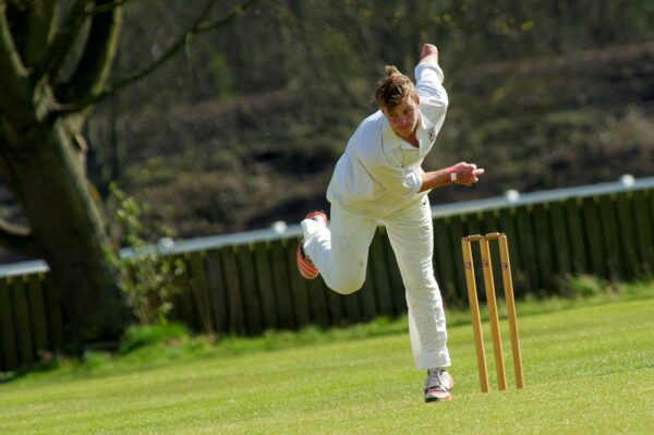 Promising Sri Lankan girl with a freakish bowling action-eLanka