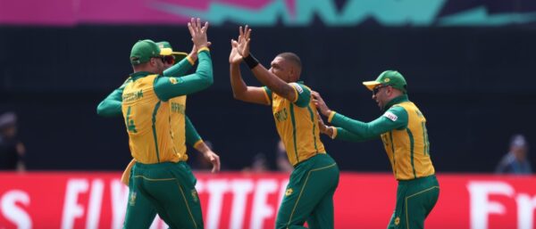 Sri Lanka handed the short straw in a bungled logistical program at T20 World Cup.  - BY TREVINE RODRIGO IN MELBOURNE.  (eLanka Sports Editor)