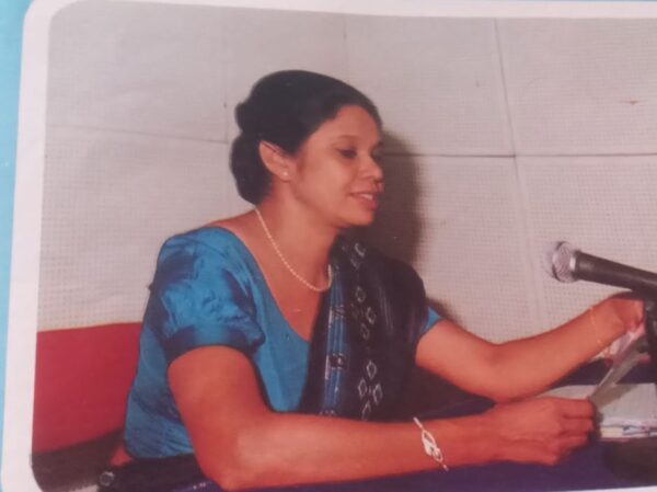 ශ්‍රී ලංකාවේ ප්‍රථම රූපවාහිනී නිවේදිකා සුමනාවන් දිවි සැරියෙන් සමු ගනී - By Dr Gamini Kariyawasam2