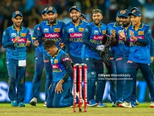 Sri Lanka men roar back into contention after T20 debacle.  Jeffrey Vandersay 6 for 33, bamboozles strong Indian batting to steer Sri Lanka to 1-0 lead. BY TREVINE RODRIGO IN MELBOURNE.  (eLanka Sports Editor).