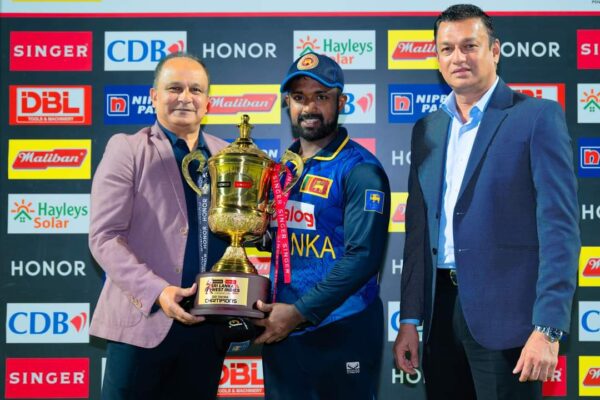 Whirlwind Lewis gives West Indies the last laugh. Fantastic run chase ends Sri Lanka's winning streak. BY TREVINE RODRIGO IN MELBOURNE.  (eLanka Sports Editor)⁸