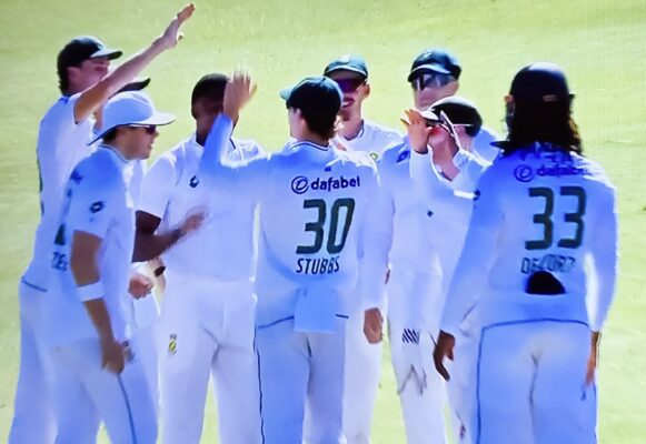 South Africa jump to number two with comprehensive thrashing of Sri Lanka. Humbled Lankans tumble from number three spot (1)