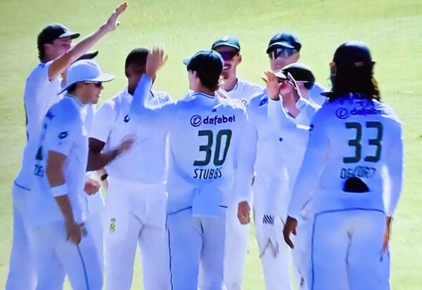 South Africa jump to number two with comprehensive thrashing of Sri Lanka. Humbled Lankans tumble from number three spot (1)