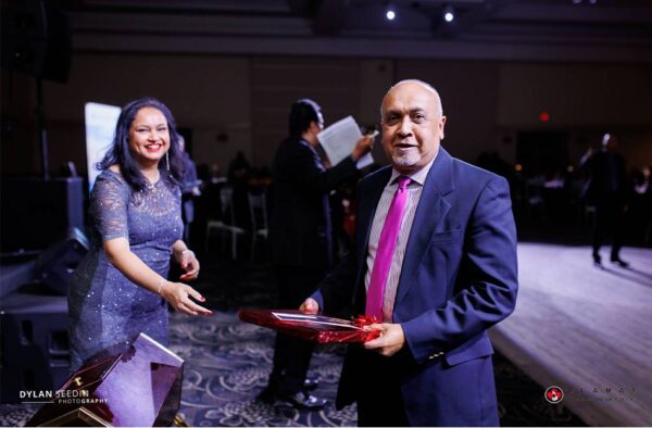 Tony Jayatilleke formerly of Oman Telecommunications receiving the Door Prize from Rameela Dole