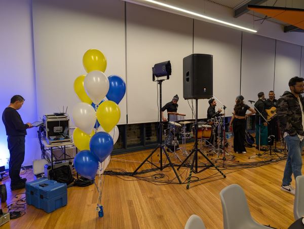 Sydney Peterites Groove with the Rising Stars — The Techtones