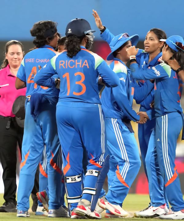 Sri Lanka rue missed opportunities in World Cup opener against India. - BY TREVINE RODRIGO IN MELBOURNE. (eLanka Sports Editor).