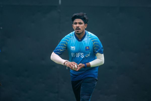 New Zealand brushes aside mediocre Sri Lanka as home captain blames fans for their poor show