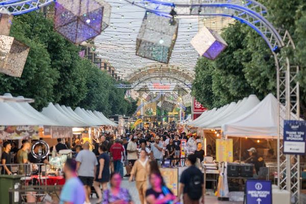 Standing room only in Macquarie Mall-eLanka