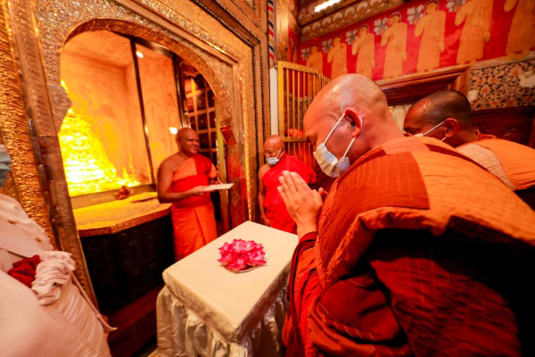 Inside the Sri Dalada MaligaWA 987-eLanka