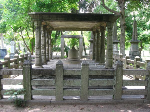 The Isolated Dhanapala Wehera House in Colombo Cemetery-by Gamini Kariyawasam 01